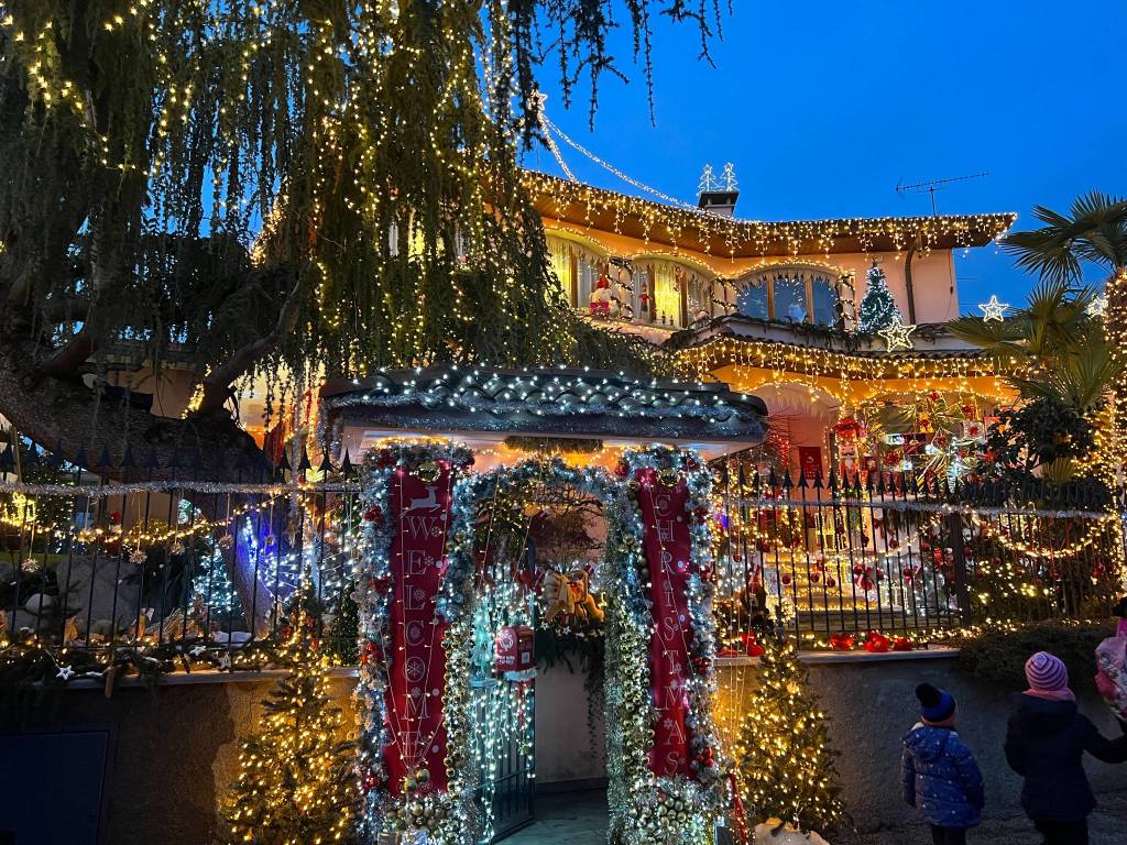 A Ispra la casa di Babbo Natale con un allestimento di luci e addobbi