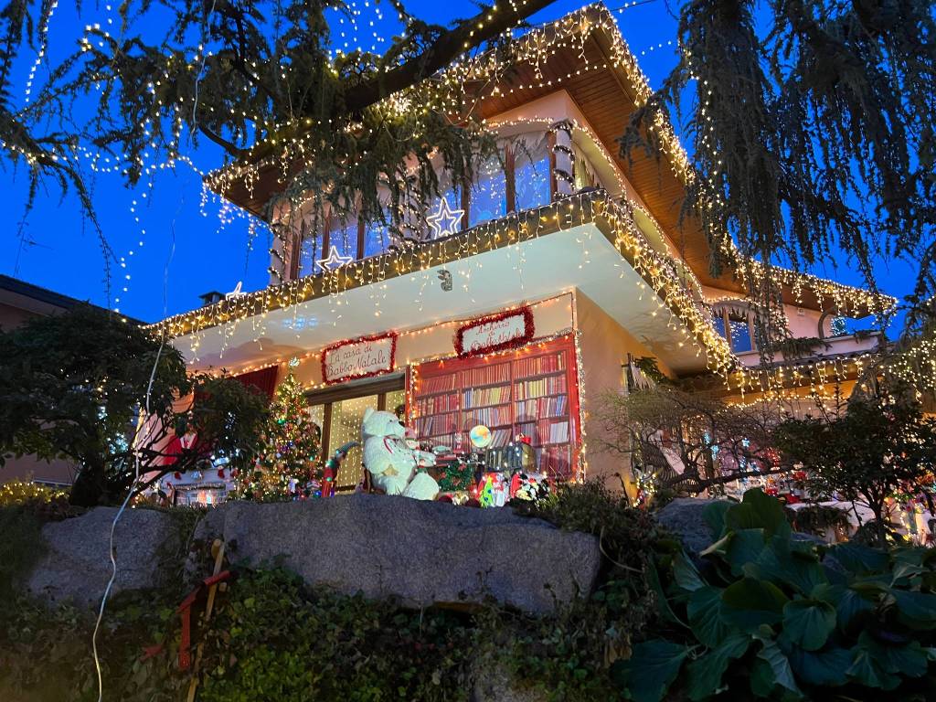 A Ispra la casa di Babbo Natale con un allestimento di luci e addobbi