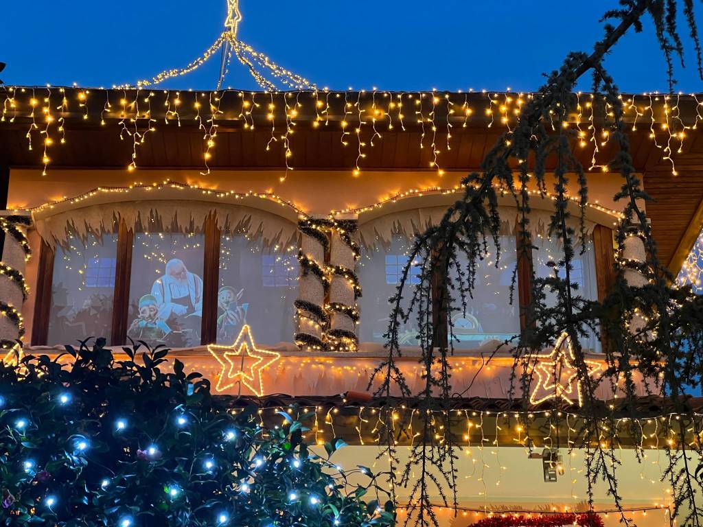 A Ispra la casa di Babbo Natale con un allestimento di luci e addobbi