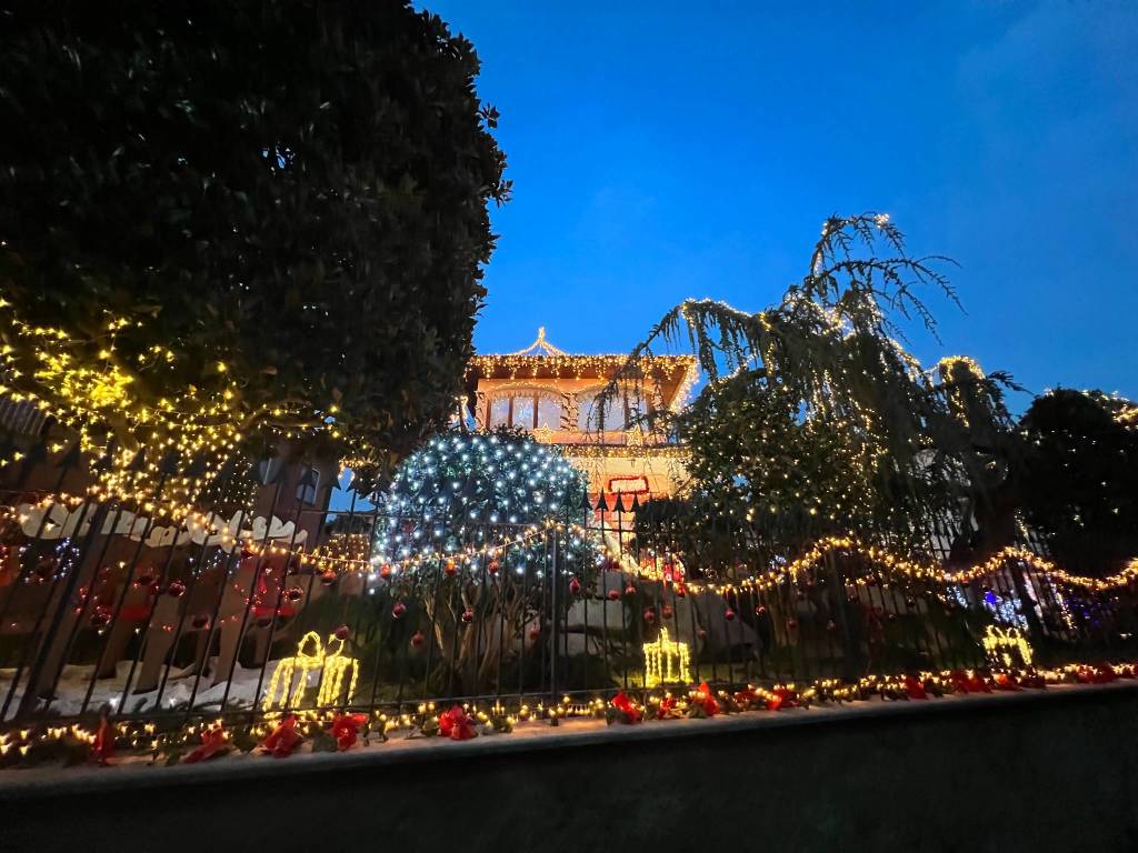 A Ispra la casa di Babbo Natale con un allestimento di luci e addobbi