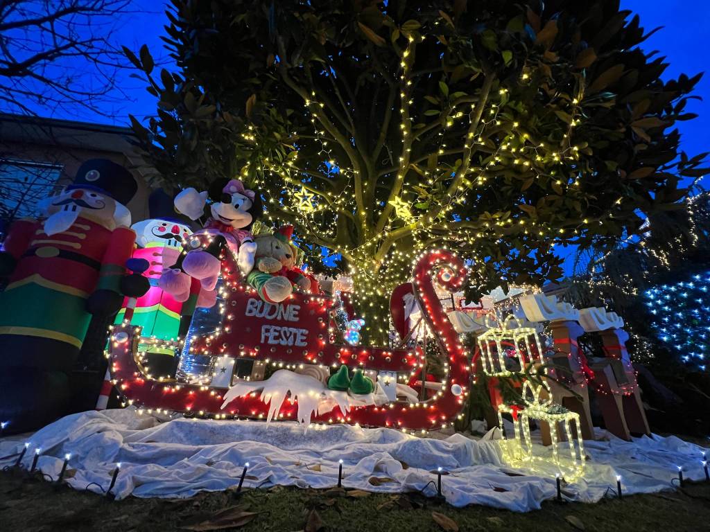 A Ispra la casa di Babbo Natale con un allestimento di luci e addobbi