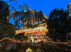 A Ispra la casa di Babbo Natale con un allestimento di luci e addobbi