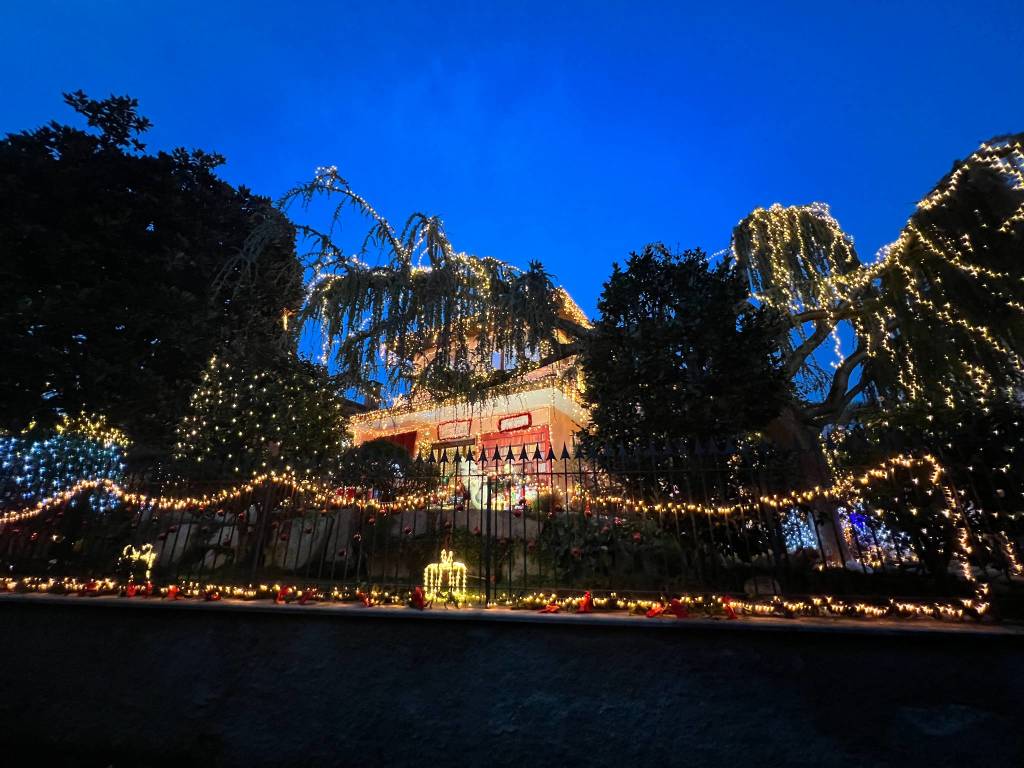 A Ispra la casa di Babbo Natale con un allestimento di luci e addobbi