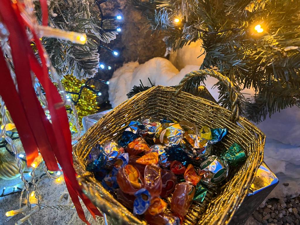 A Ispra la casa di Babbo Natale con un allestimento di luci e addobbi