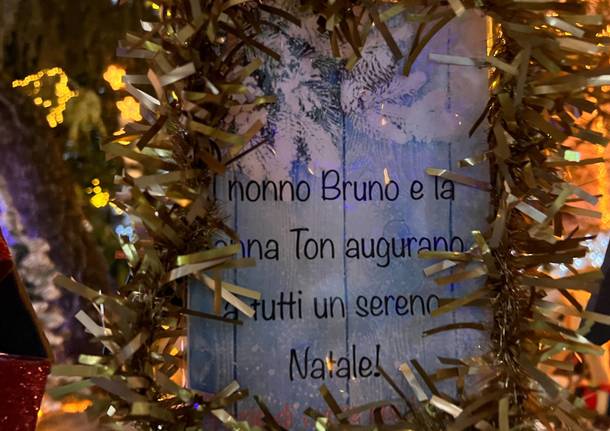 A Ispra la casa di Babbo Natale con un allestimento di luci e addobbi