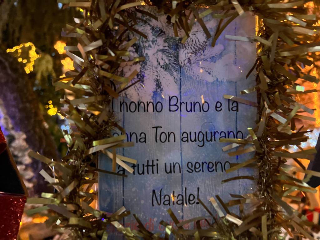 A Ispra la casa di Babbo Natale con un allestimento di luci e addobbi