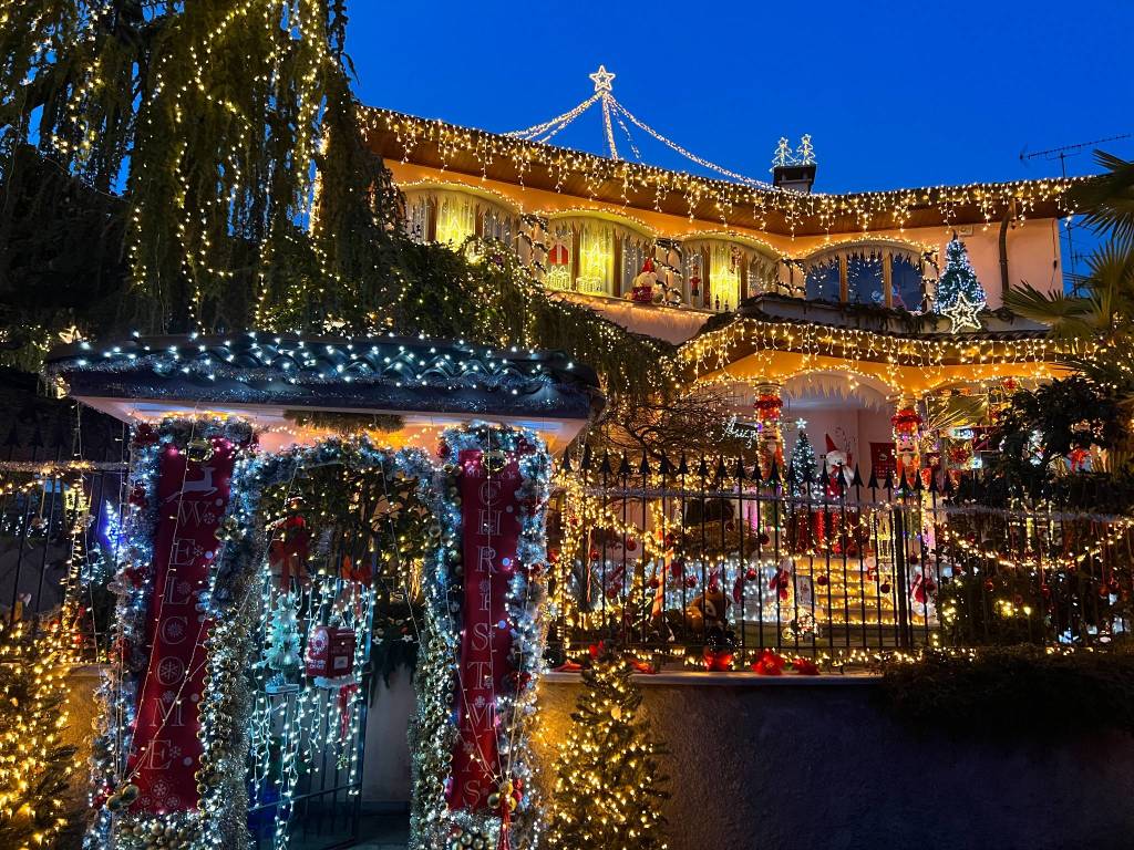A Ispra la casa di Babbo Natale con un allestimento di luci e addobbi