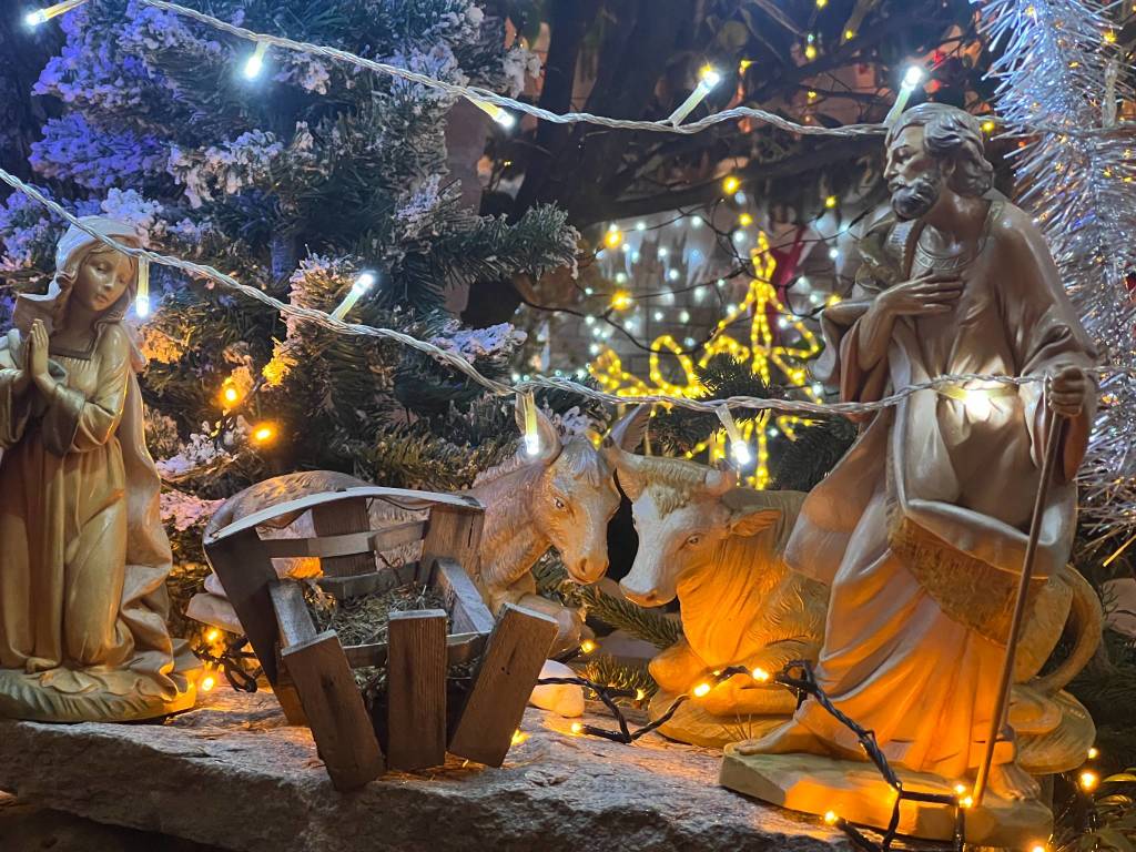 A Ispra la casa di Babbo Natale con un allestimento di luci e addobbi