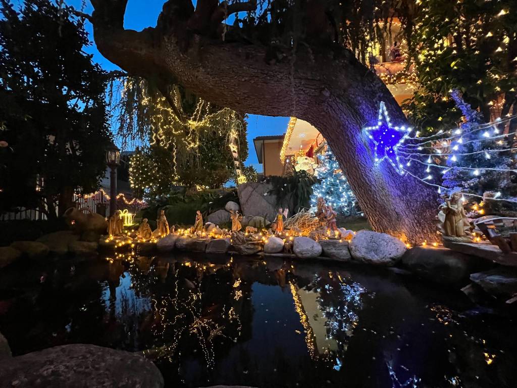 A Ispra la casa di Babbo Natale con un allestimento di luci e addobbi