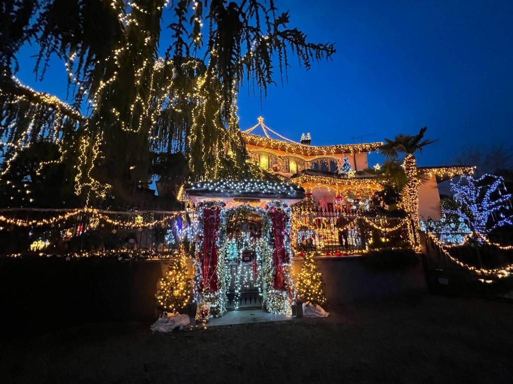 A Ispra la casa di Babbo Natale con un allestimento di luci e addobbi