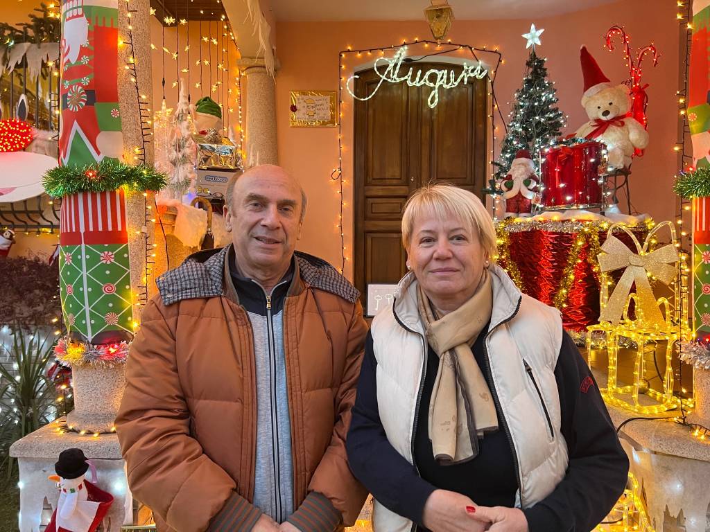 A Ispra la casa di Babbo Natale con un allestimento di luci e addobbi