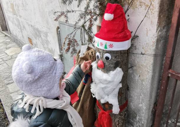 Il borgo di Graglio colorato da ventitré Babbi Natale