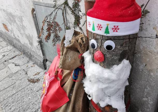 Il borgo di Graglio colorato da ventitré Babbi Natale