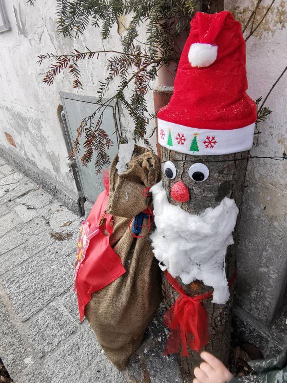 Il borgo di Graglio colorato da ventitré Babbi Natale 