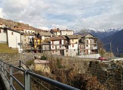 Il borgo di Graglio colorato da ventitré Babbi Natale 