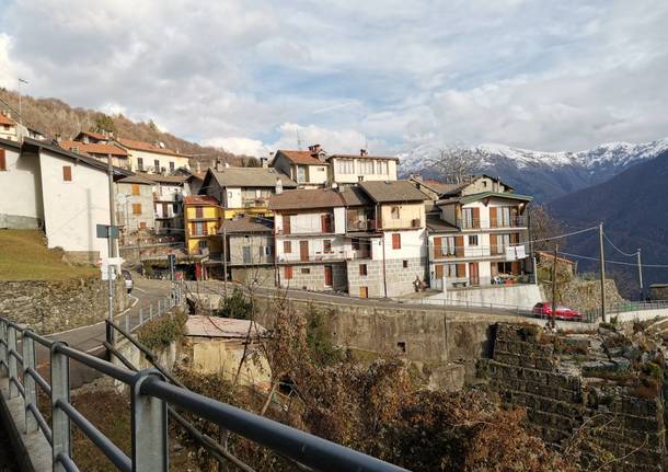 Il borgo di Graglio colorato da ventitré Babbi Natale