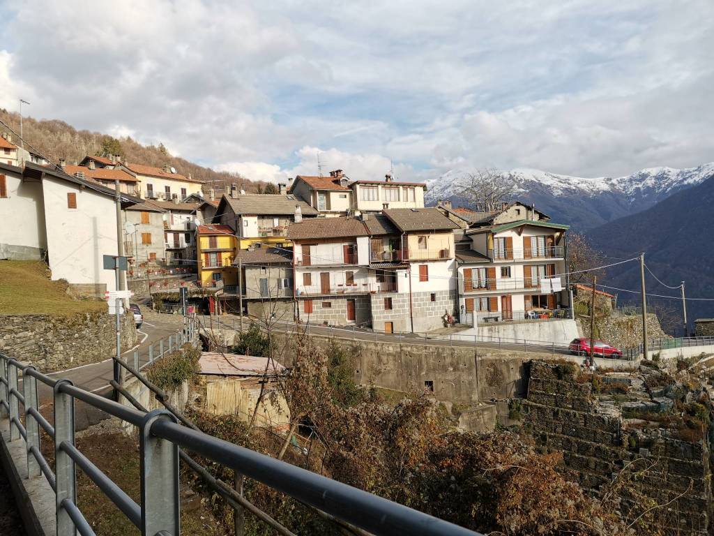 Il borgo di Graglio colorato da ventitré Babbi Natale 