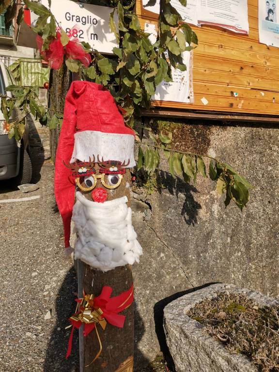 Il borgo di Graglio colorato da ventitré Babbi Natale 