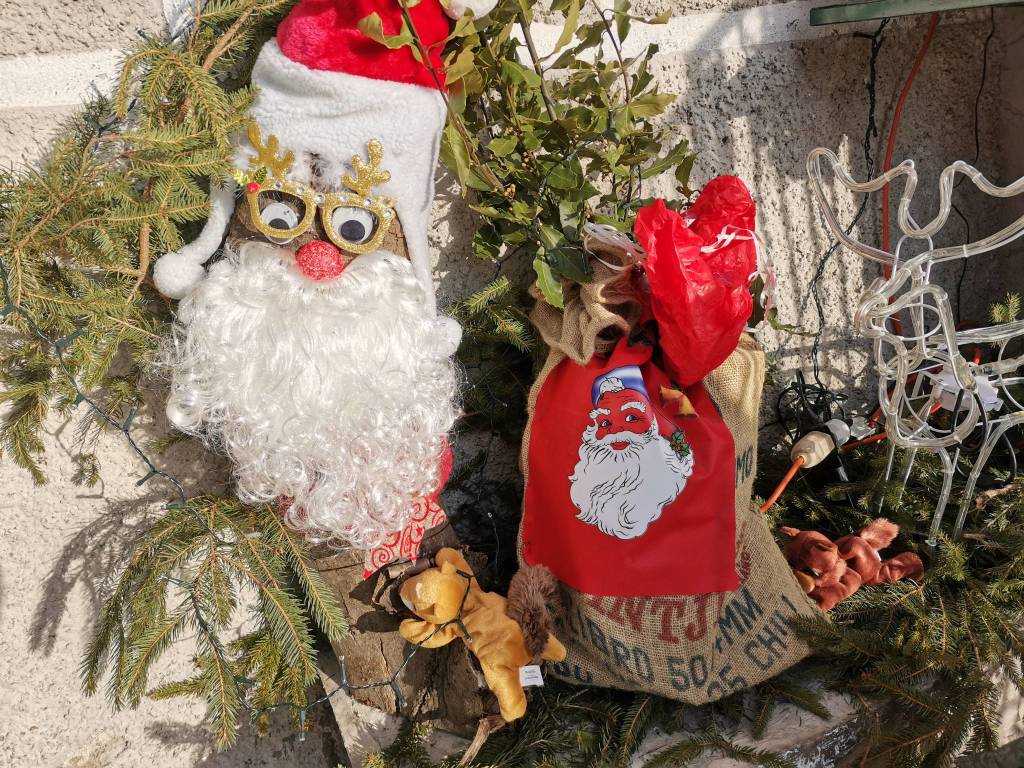 Il borgo di Graglio colorato da ventitré Babbi Natale 