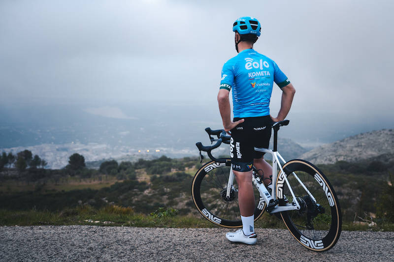 Le maglie 2023 dell\'Eolo Kometa Cycling Team