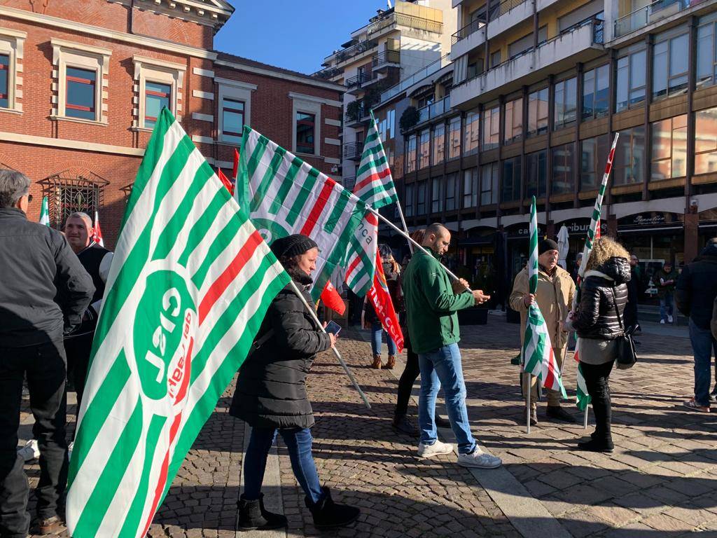 Presidio dei lavoratori della Leggiuno spa in tribunale a Varese