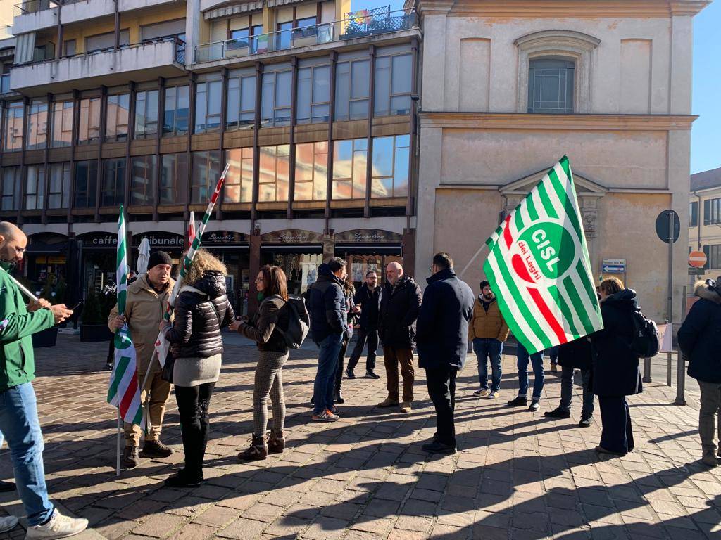 Presidio dei lavoratori della Leggiuno spa in tribunale a Varese