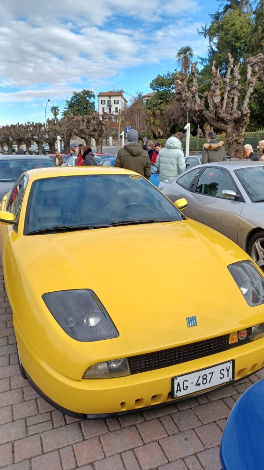 Il raduno delle Fiat coupé al molo di Ranco