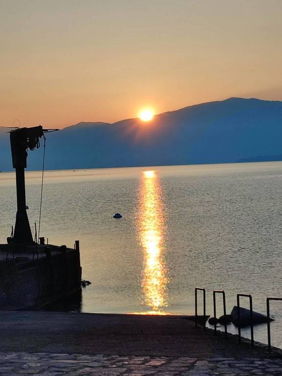 Il tramonto dorato a Caldè