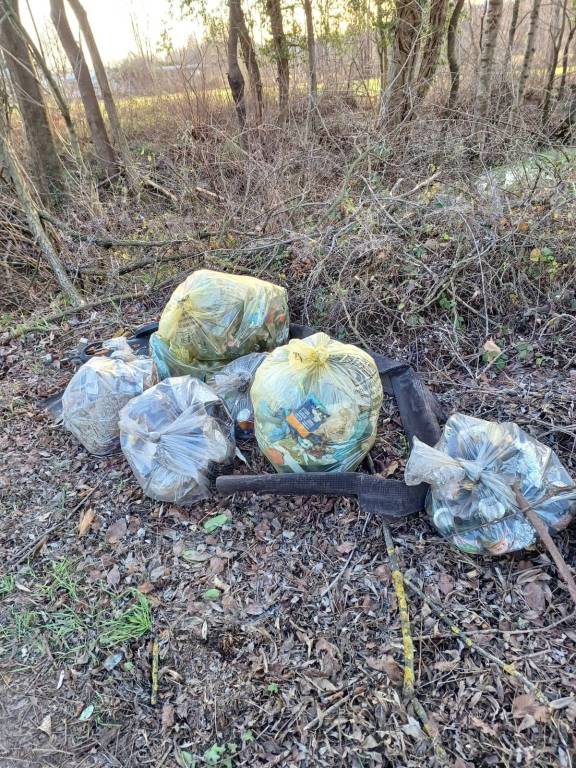 Puliamo il territorio, i volontari a Sangiano 