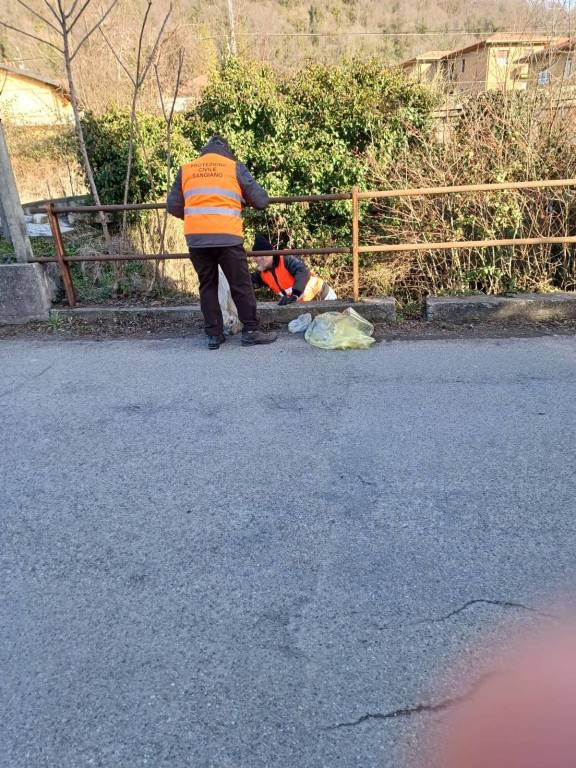 Puliamo il territorio, i volontari a Sangiano 