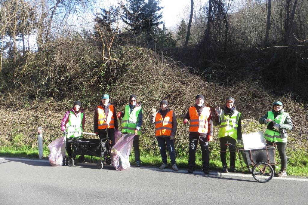 Puliamo il territorio, i volontari a Sangiano 