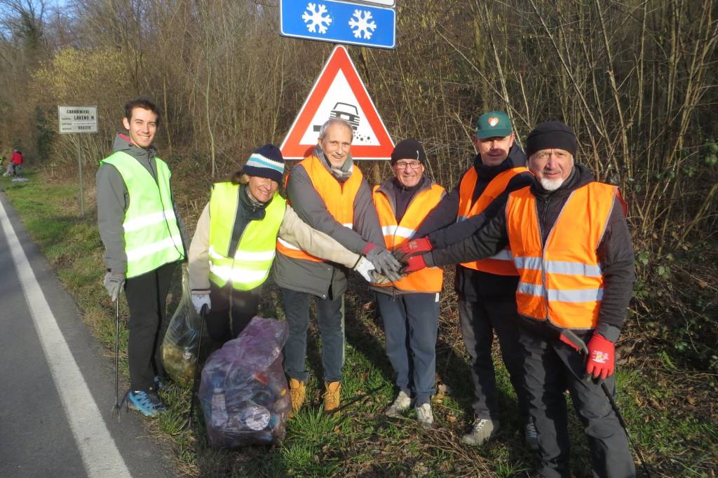 Puliamo il territorio, i volontari a Sangiano 
