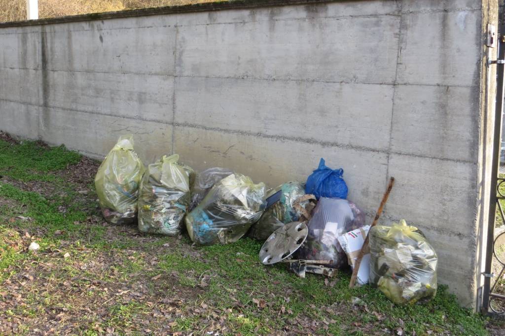 Puliamo il territorio, i volontari a Sangiano 