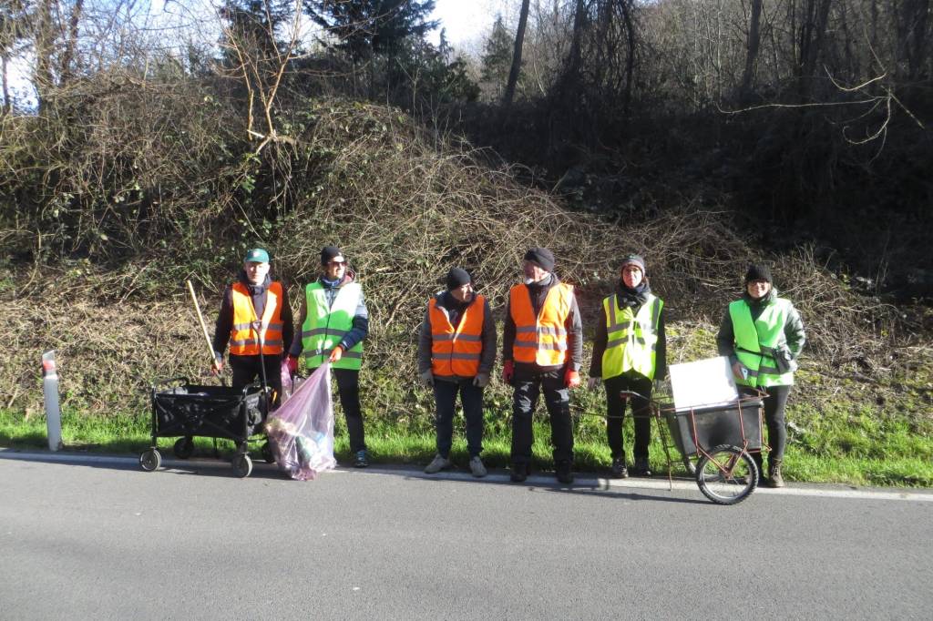 Puliamo il territorio, i volontari a Sangiano 
