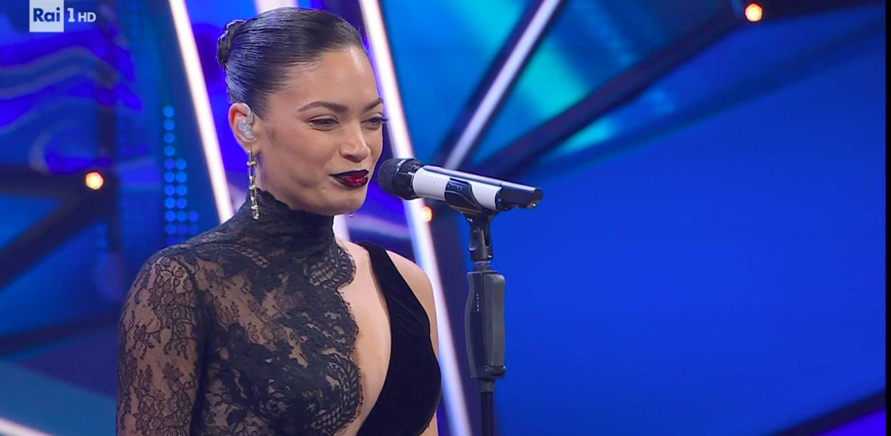 Elodie, una sexy Morticia per la finale di Sanremo 2023
