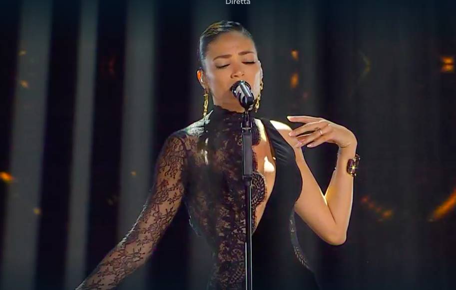 Elodie, una sexy Morticia per la finale di Sanremo 2023