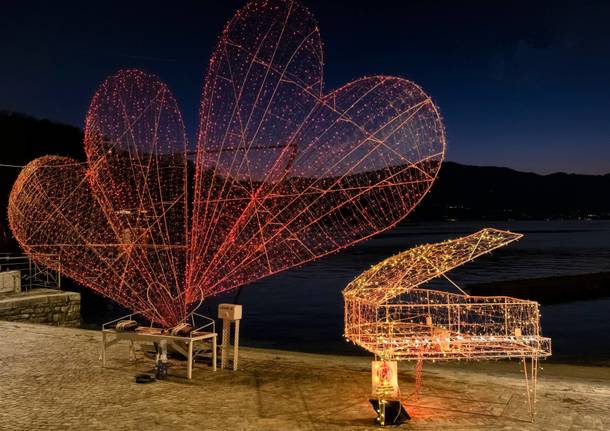 A Laveno Mombello due cuori sul lungolago