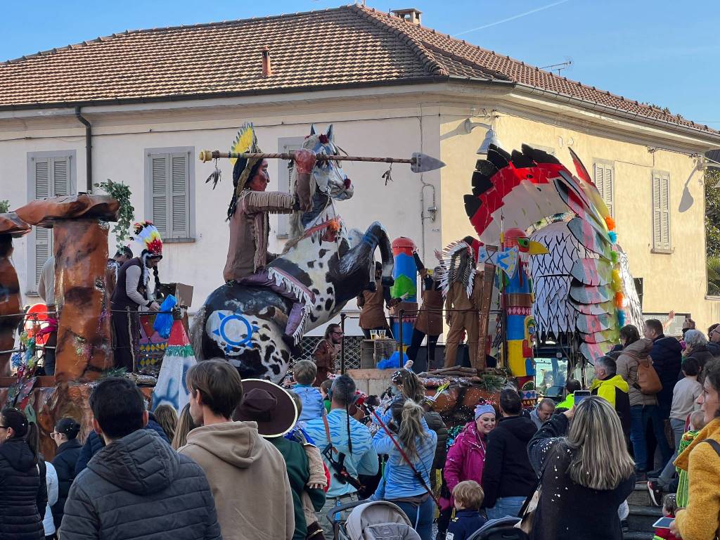 Il Carnevale di Ispra 2023: mascherine e carri per le vie del centro storico