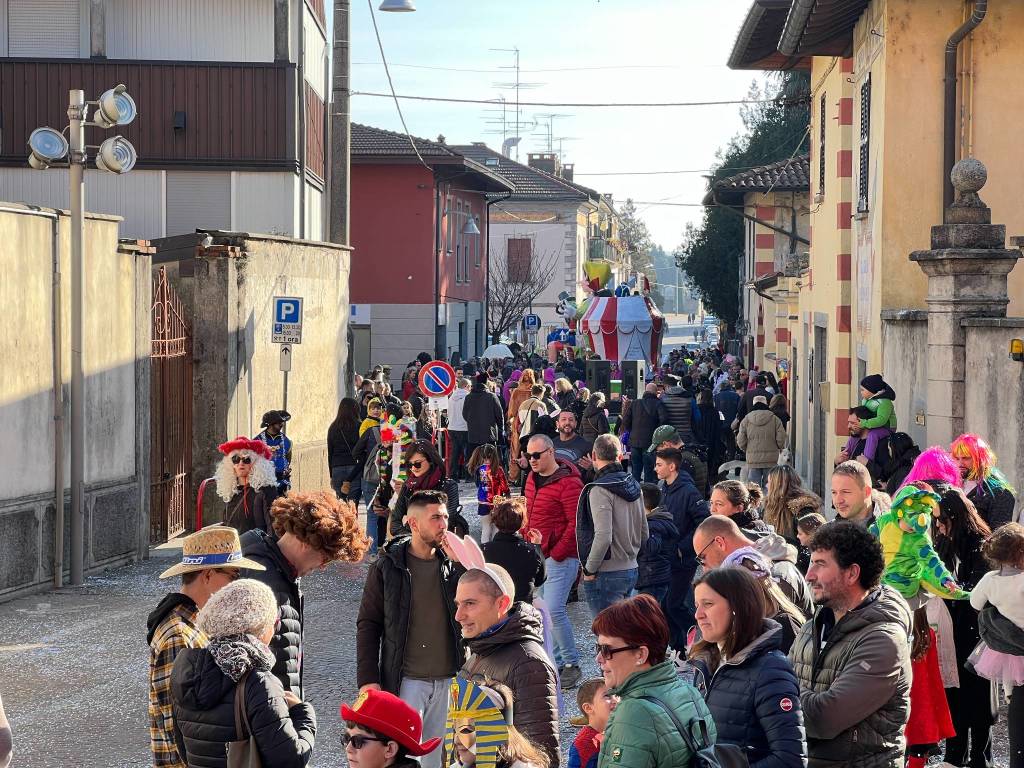 Il Carnevale di Ispra 2023: mascherine e carri per le vie del centro storico