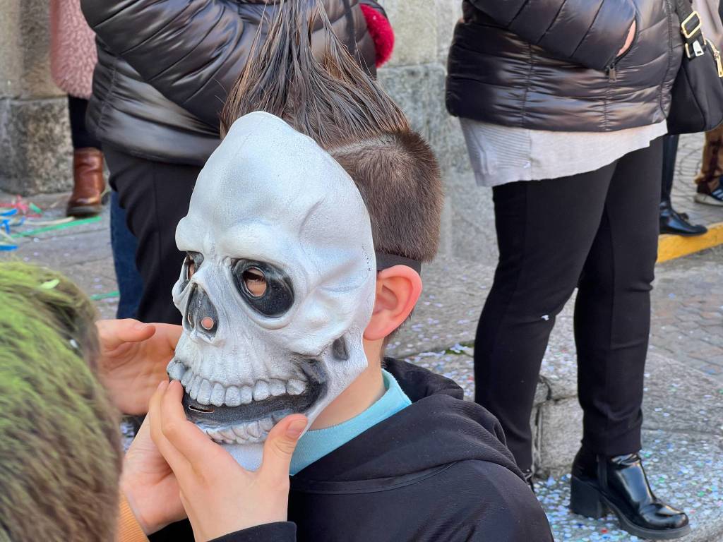 Il Carnevale di Ispra 2023: mascherine e carri per le vie del centro storico
