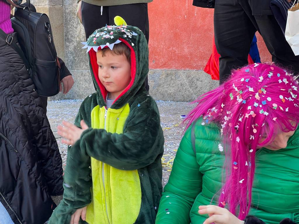 Il Carnevale di Ispra 2023: mascherine e carri per le vie del centro storico