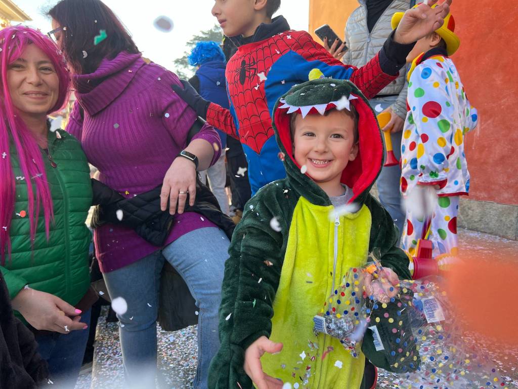 Il Carnevale di Ispra 2023: mascherine e carri per le vie del centro storico
