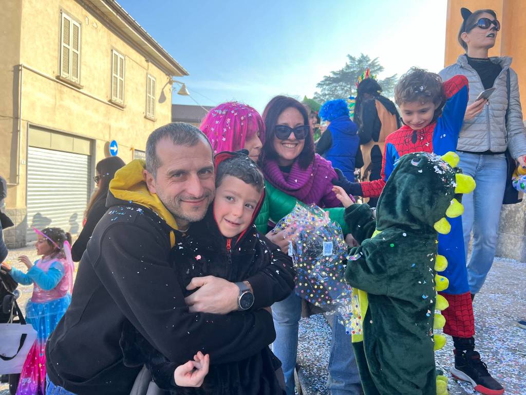Il Carnevale di Ispra 2023: mascherine e carri per le vie del centro storico