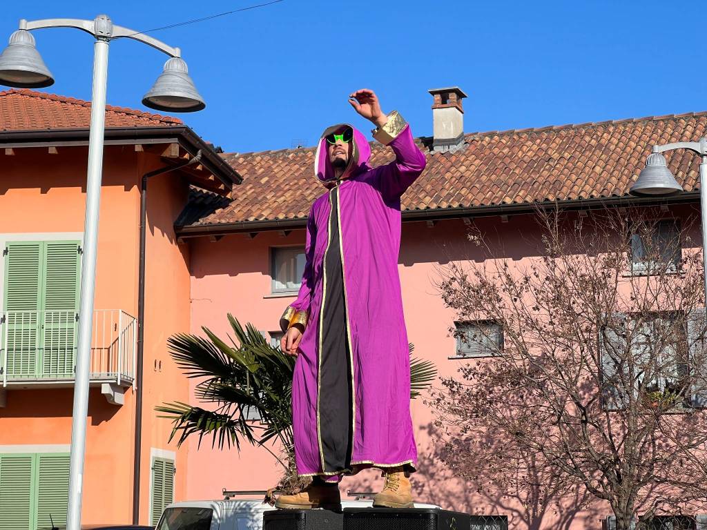 Il Carnevale di Ispra 2023: mascherine e carri per le vie del centro storico