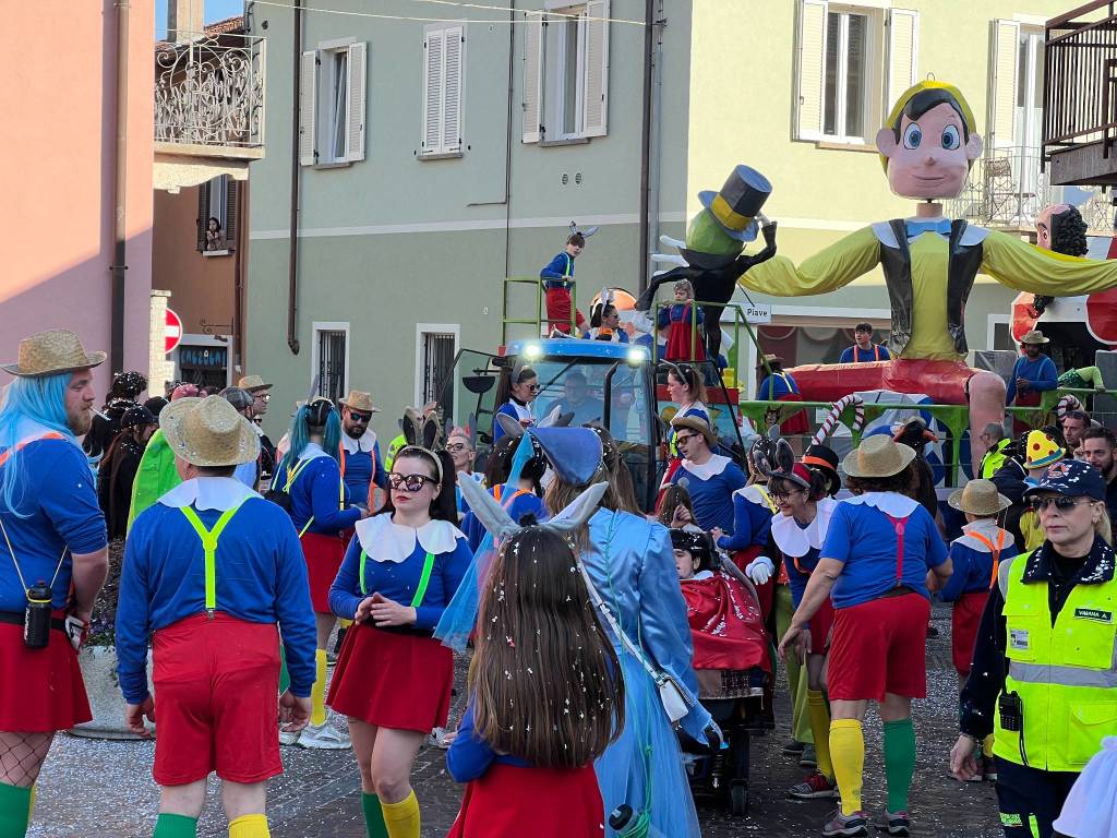 Il Carnevale di Ispra 2023: mascherine e carri per le vie del centro storico