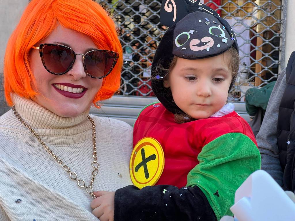 Il Carnevale di Ispra 2023: mascherine e carri per le vie del centro storico