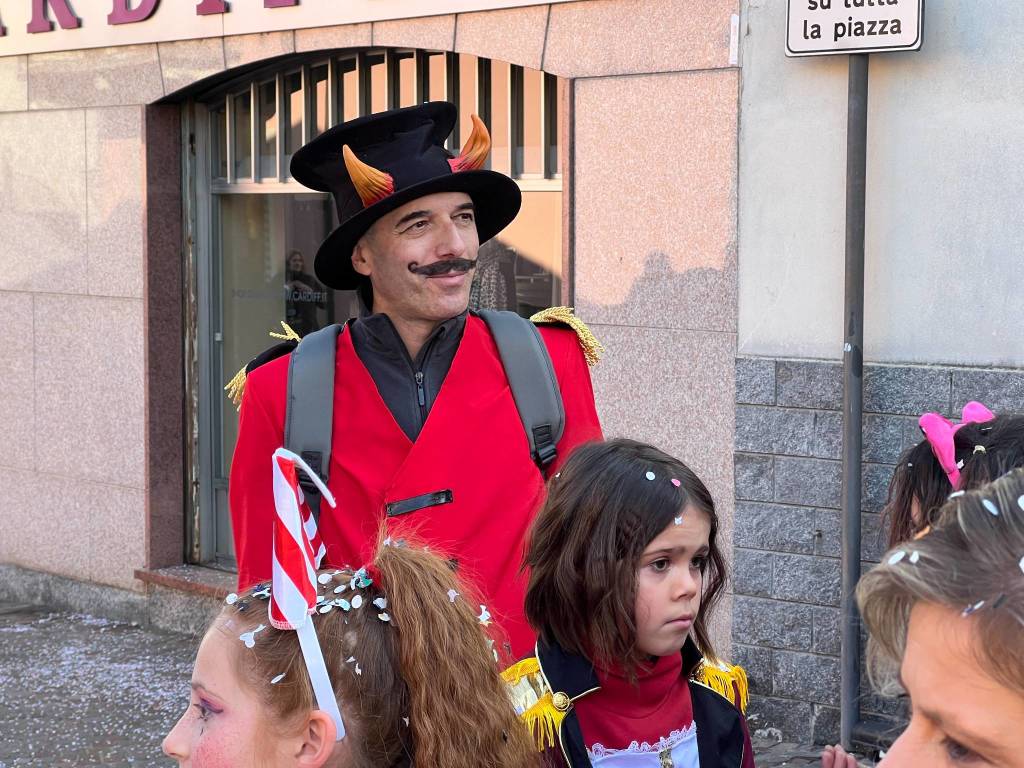 Il Carnevale di Ispra 2023: mascherine e carri per le vie del centro storico