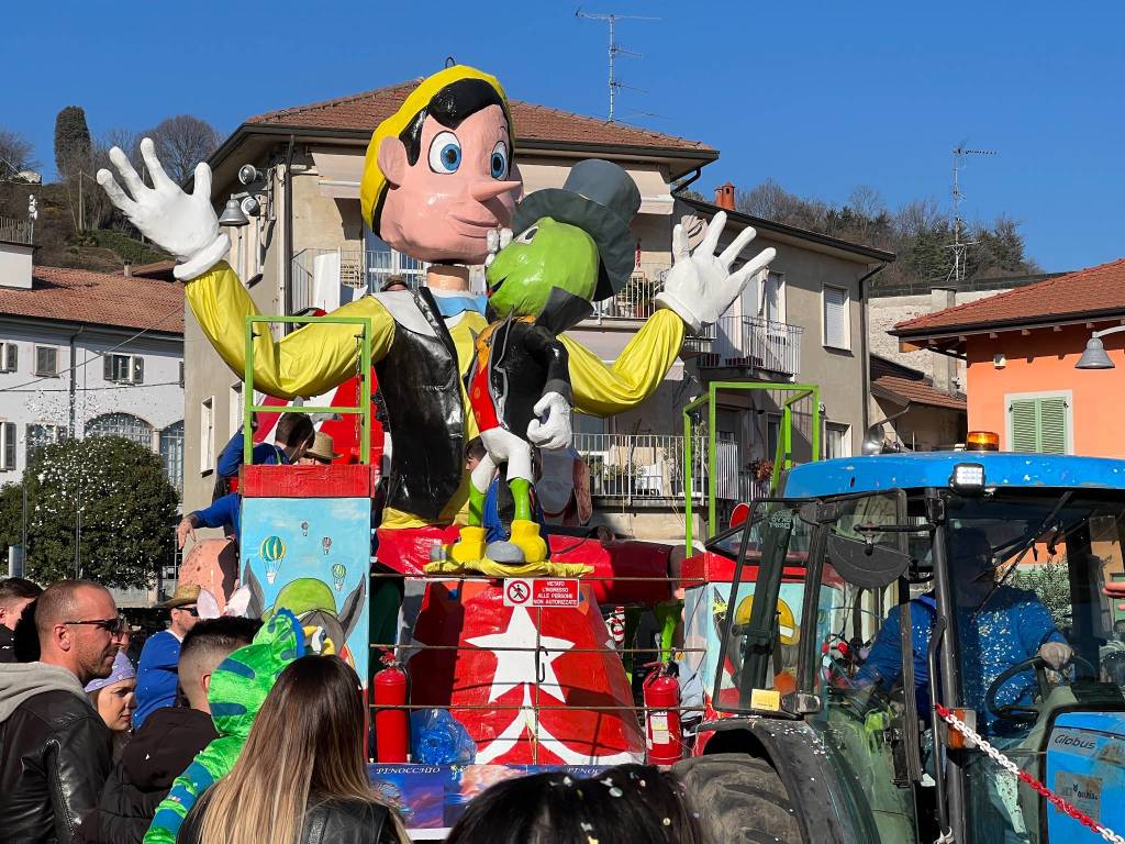 Il Carnevale di Ispra 2023: mascherine e carri per le vie del centro storico