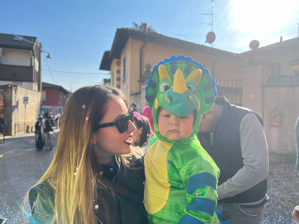 Il Carnevale di Ispra 2023: mascherine e carri per le vie del centro storico