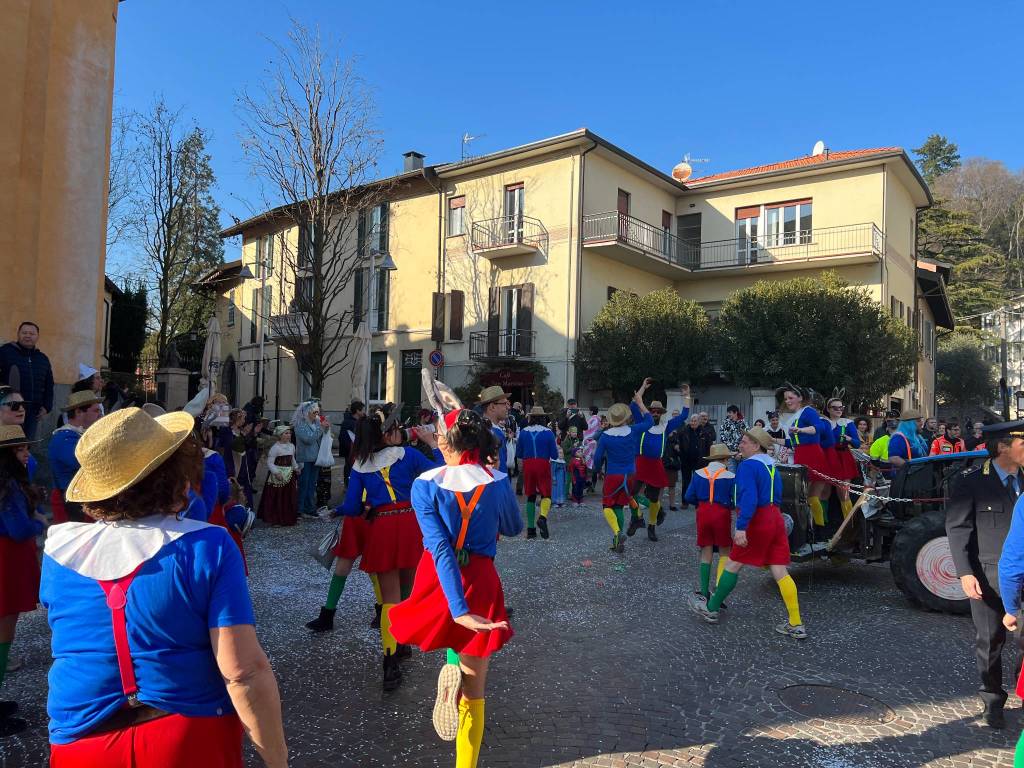 Il Carnevale di Ispra 2023: mascherine e carri per le vie del centro storico